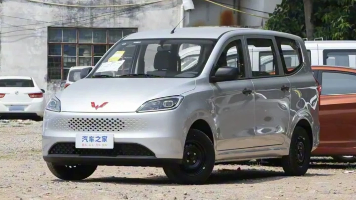 Обновленный минивэн Wuling Hongguang цене от 622 тыс.руб