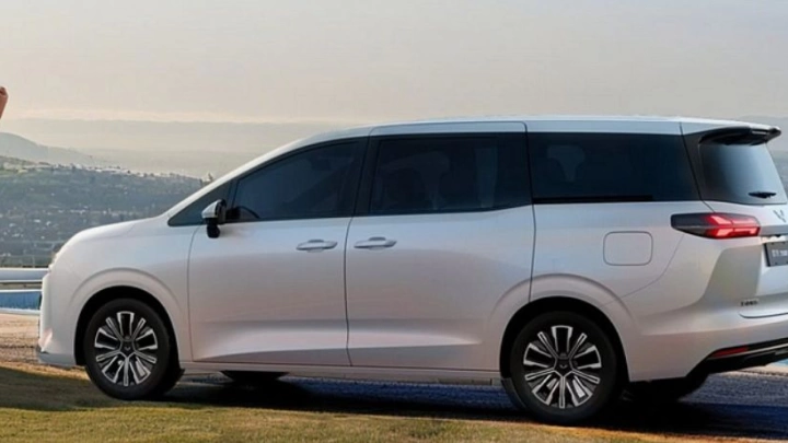 Китай представил новую семиместную модель Wuling Starlight 730